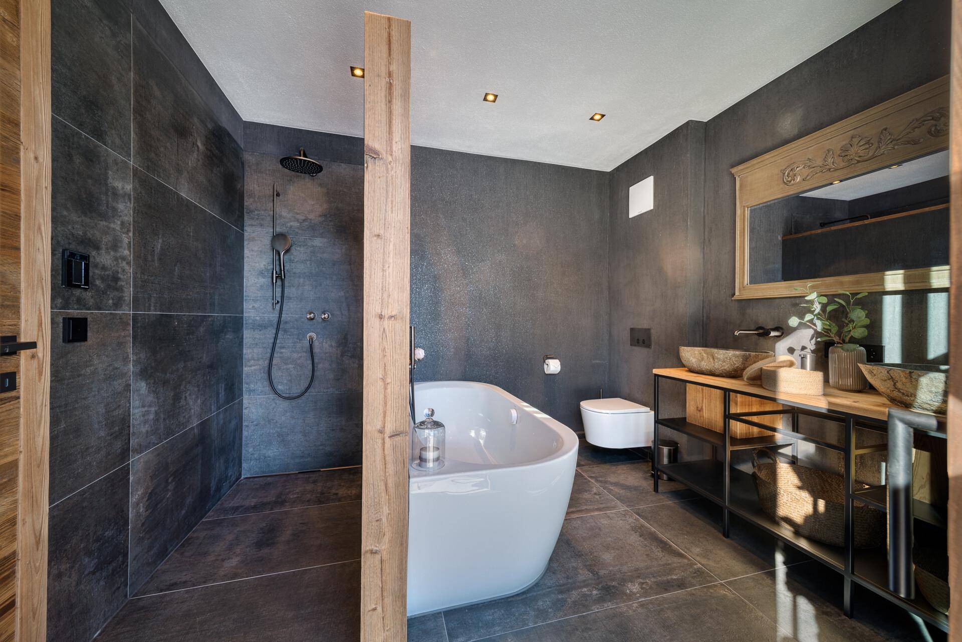 Geräumiges Badezimmer mit freistehender Badewanne, begehbarer Dusche und Doppelwaschbecken.