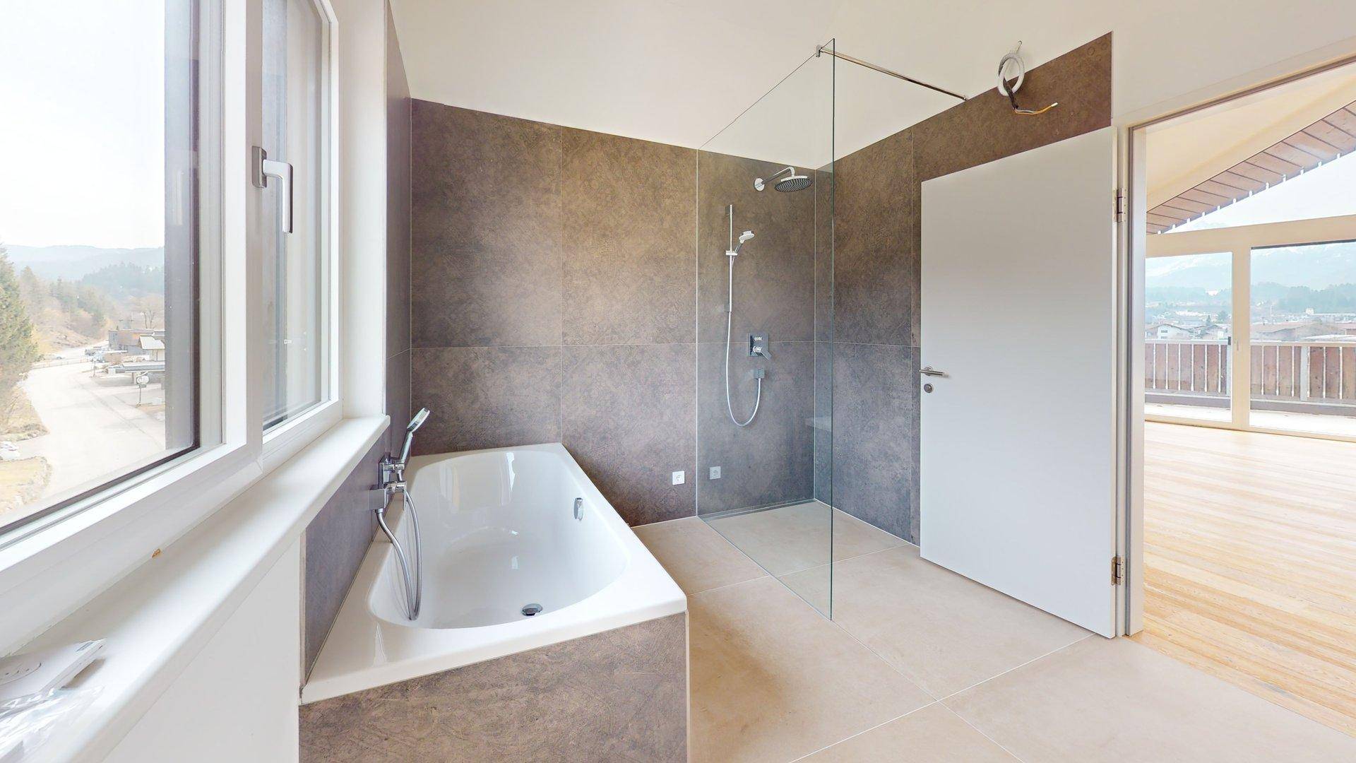 Modernes Badezimmer mit Badewanne, ebenerdiger Dusche und Fenster mit Ausblick.