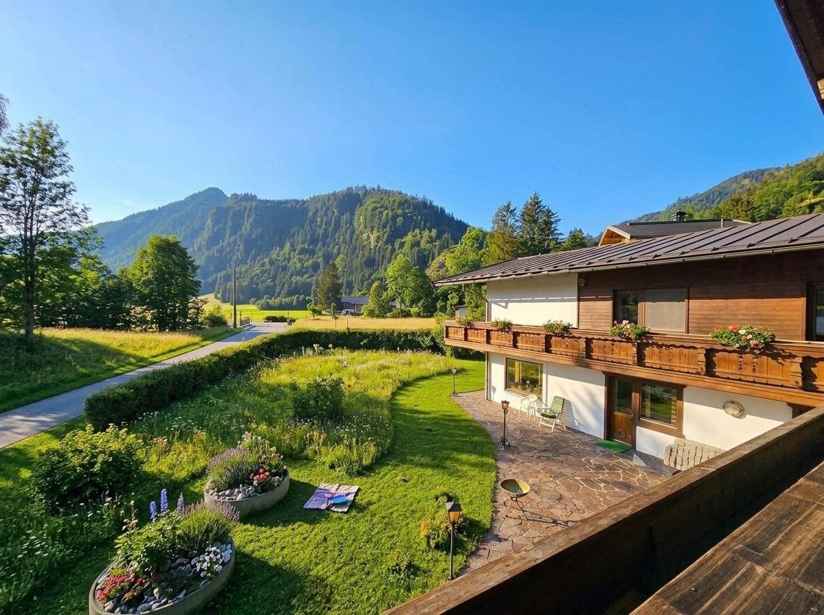 Malerischer Ausblick auf die grüne Berglandschaft von der Terrasse des Hauses.