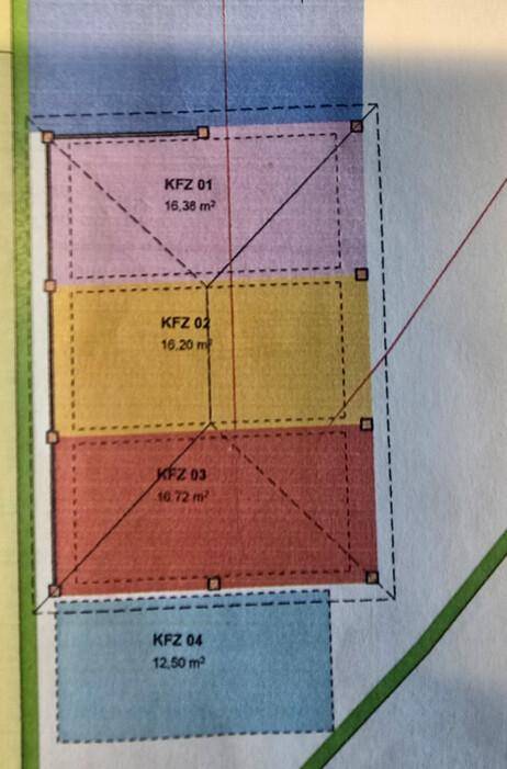 Grundriss mit eingezeichneten Parkplätzen für mehrere Fahrzeuge.