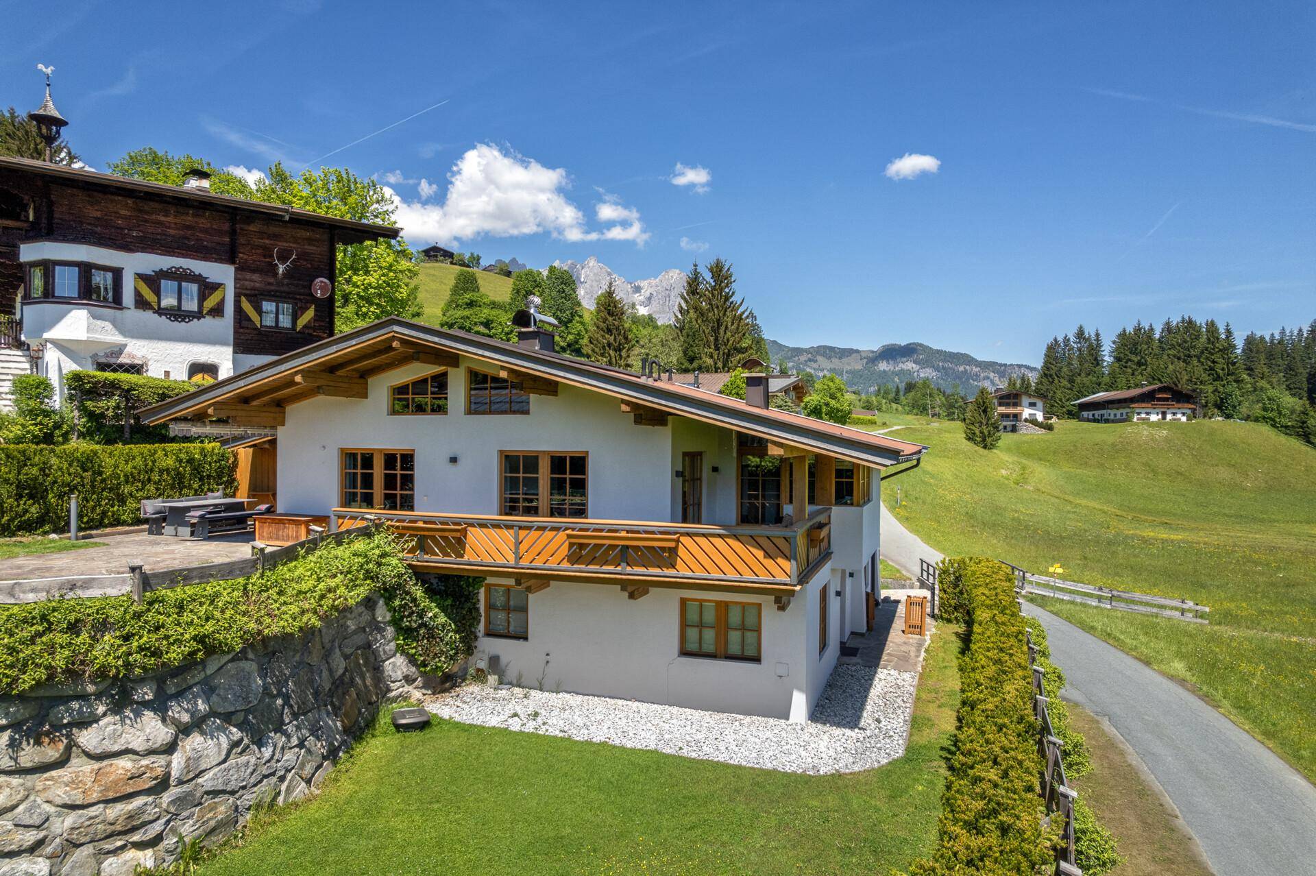 Großzügiges Anwesen in alpiner Landschaft mit Blick auf die Berge und grüne Hügel.