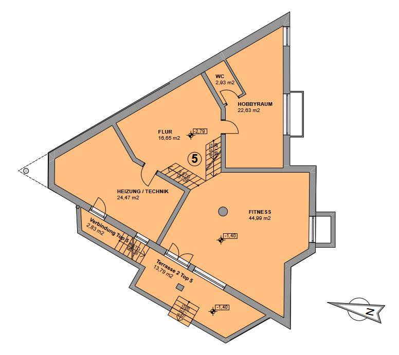 Grundriss des Untergeschosses mit Fitnessraum, Hobbyraum, Heizung und Zugang zur Terrasse.