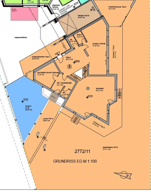 Erdgeschoss-Grundriss mit offenem Wohn-Essbereich, Küche, Garage, Carport und Terrassen.