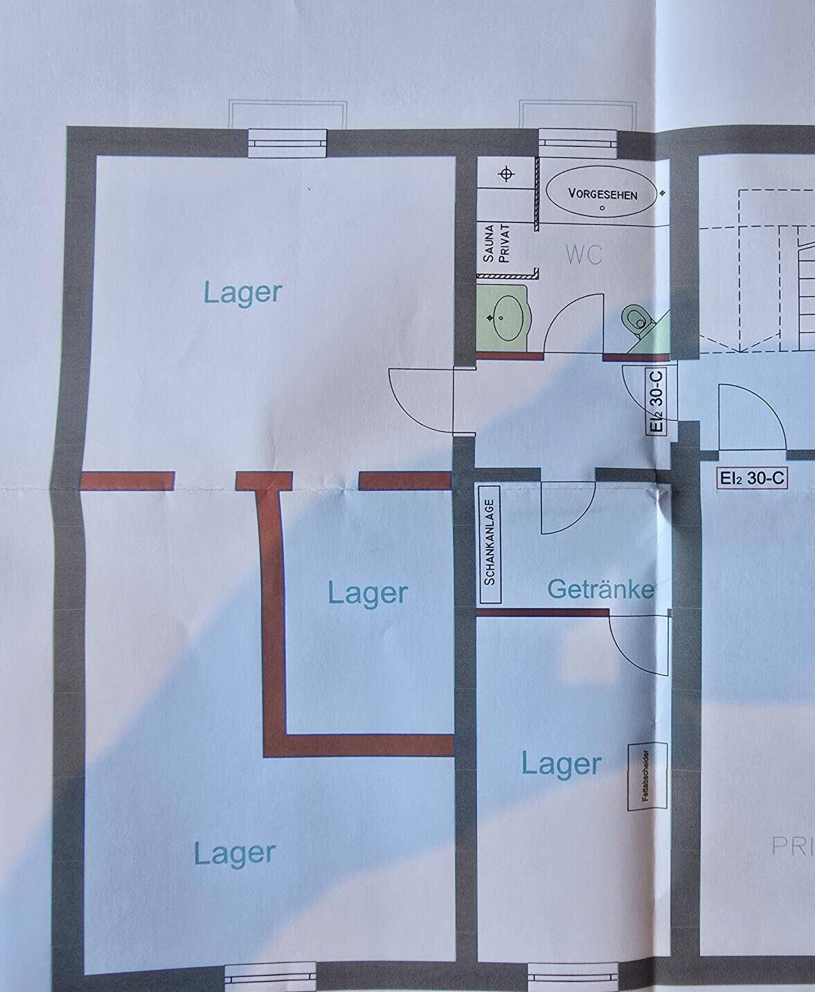 Grundrissplan zeigt Lagerbereiche, eine Schankanlage und Sanitärräume mit Sauna.