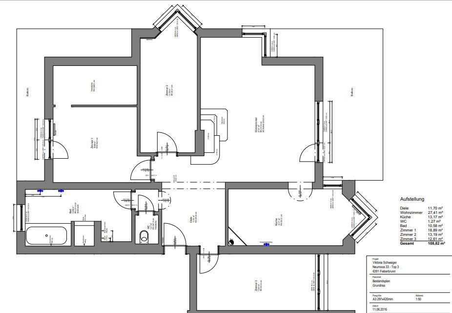 Grundrissplan einer Wohnung mit mehreren Zimmern und einem Balkon.