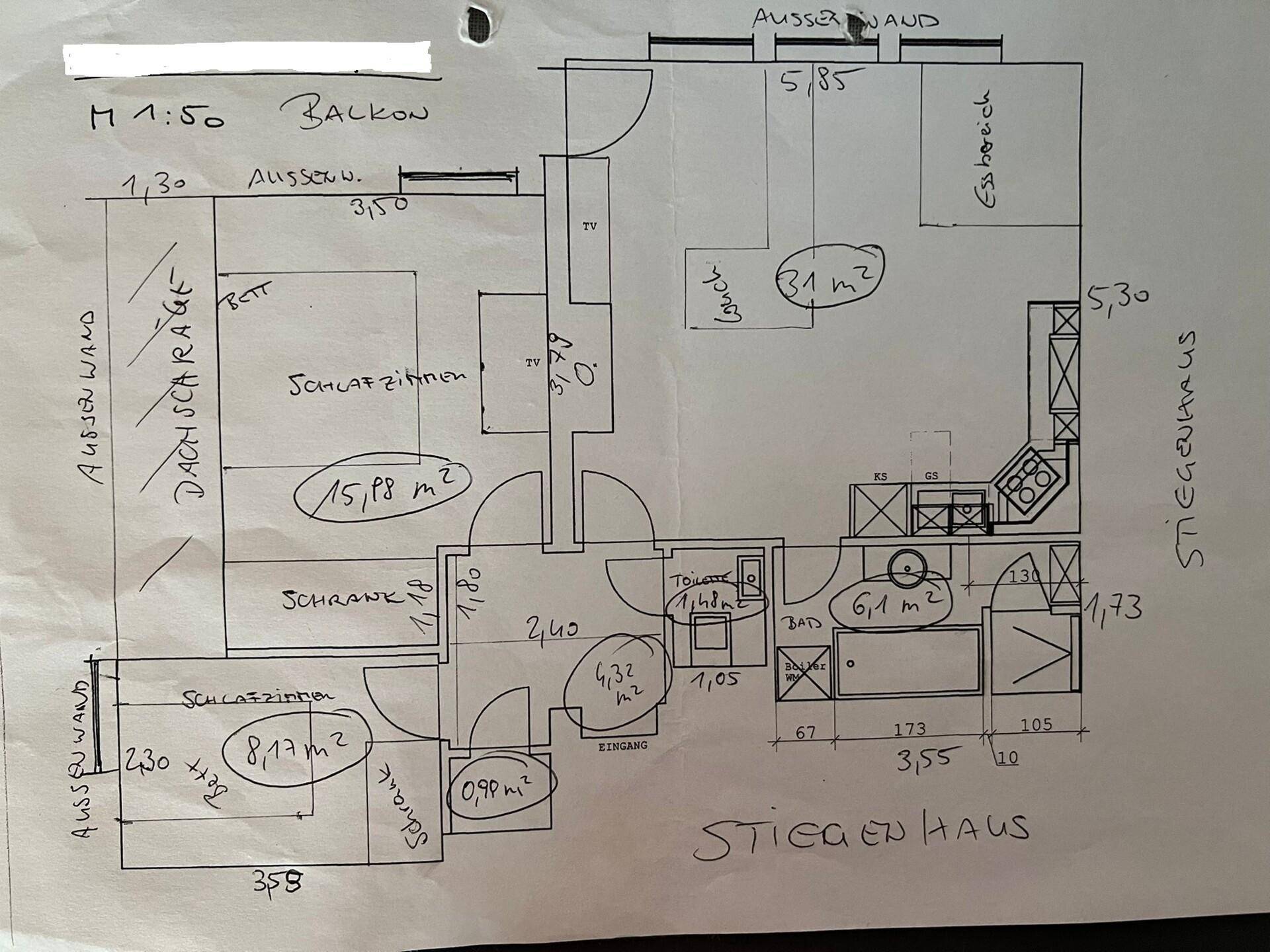 Handgezeichneter Grundriss mit Raumaufteilung, Balkon und Maßen.