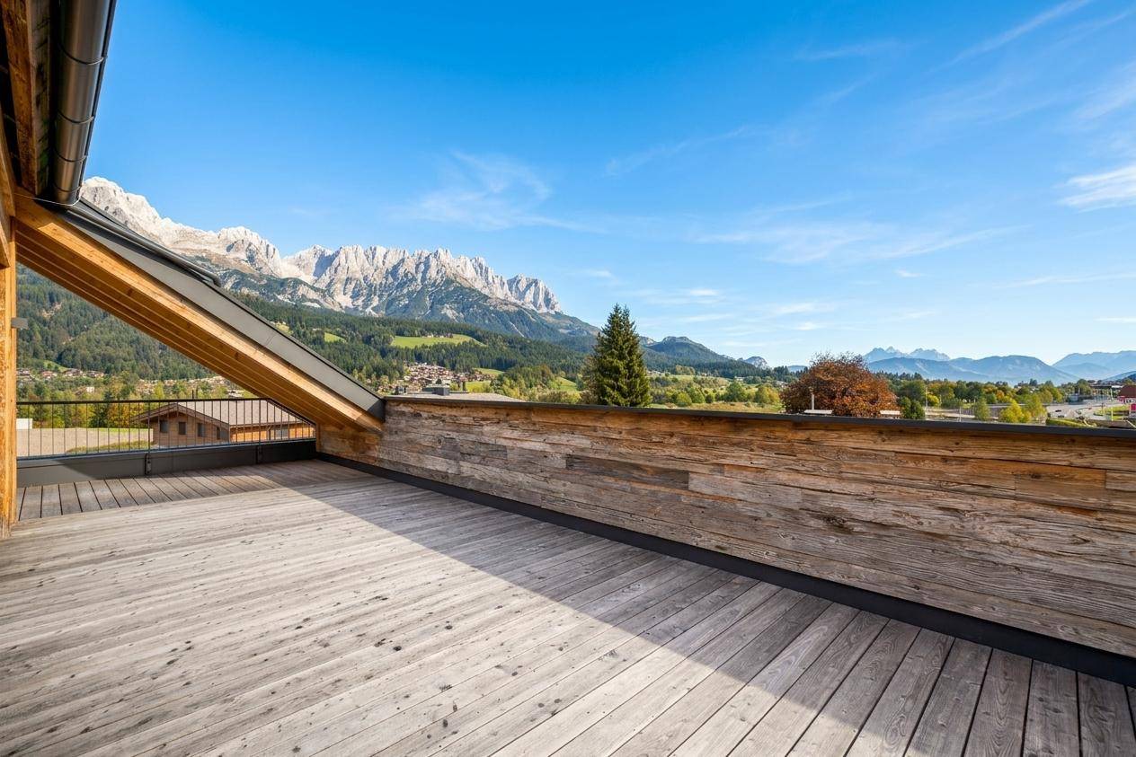 Geräumige Holzterrasse mit atemberaubendem Panoramablick auf die umliegende Berglandschaft.