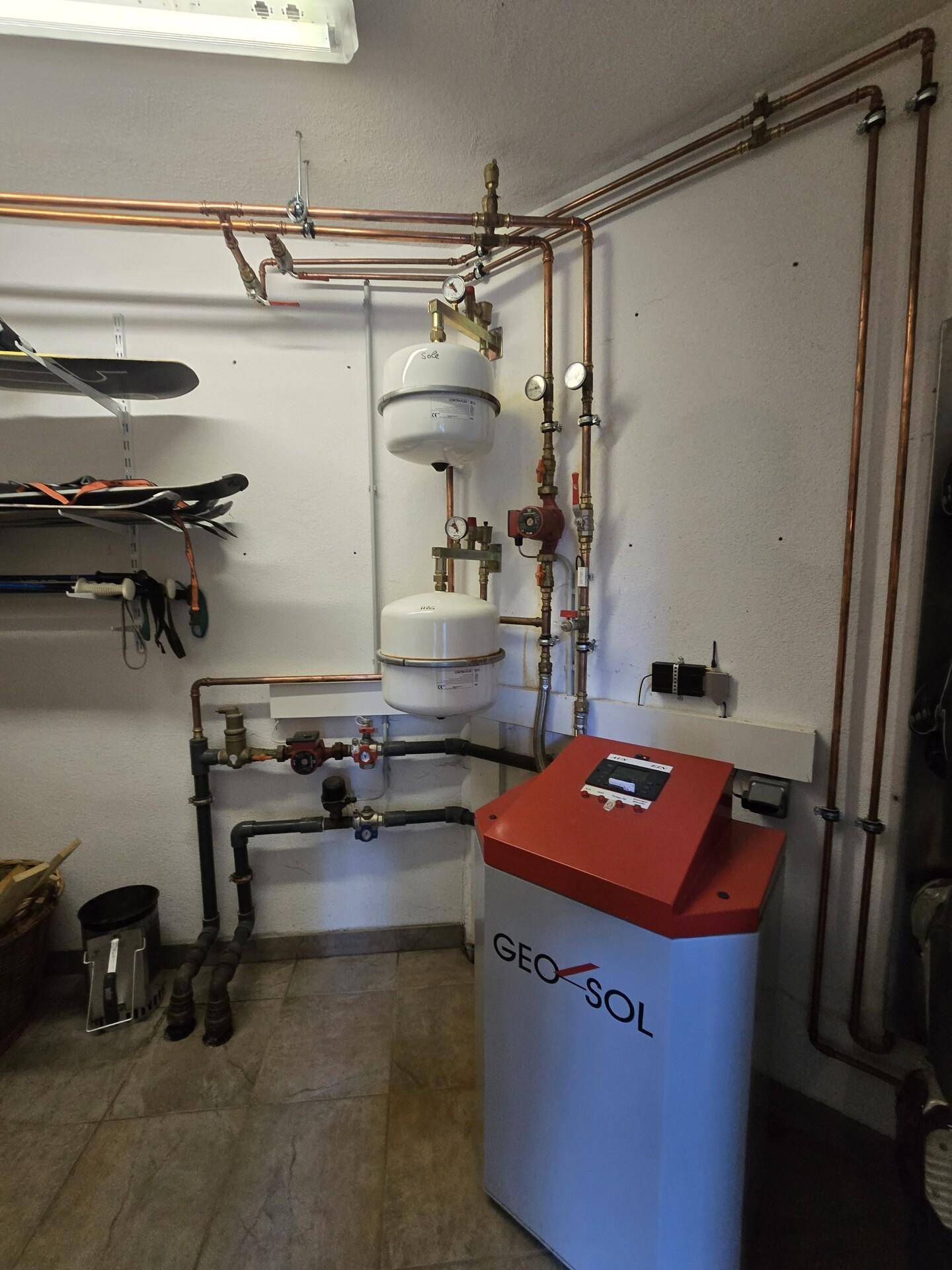Technikraum mit Heizungsanlage und Rohrsystemen für die Wärmeversorgung des Hauses.
