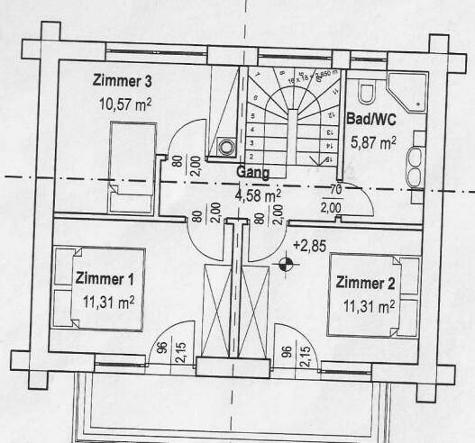 Grundriss des Obergeschosses mit drei Schlafzimmern, Bad und Treppenaufgang.