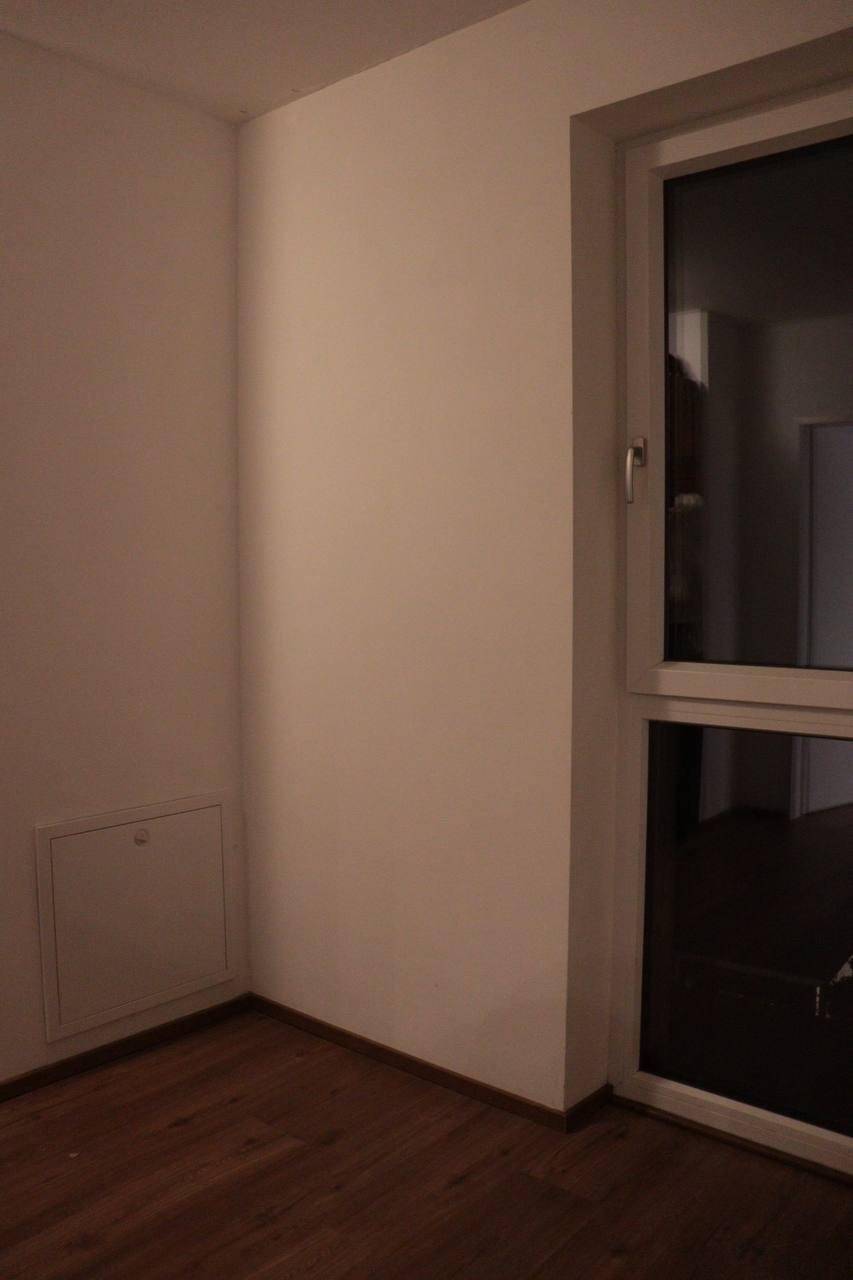 Leerer Raum mit einem Fenster, das in die dunkle Nacht blickt, bereit zur individuellen Gestaltung.