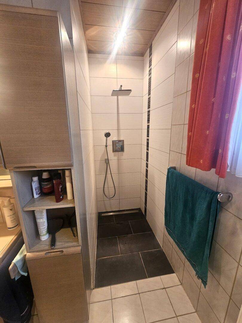 Badezimmer mit Dusche EG