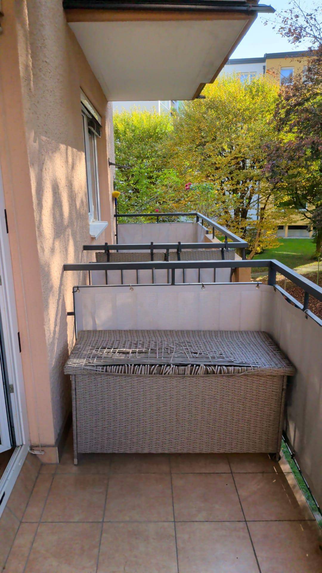 Balkon mit Sitzgelegenheit und Blick ins Grüne, ideal zum Entspannen.