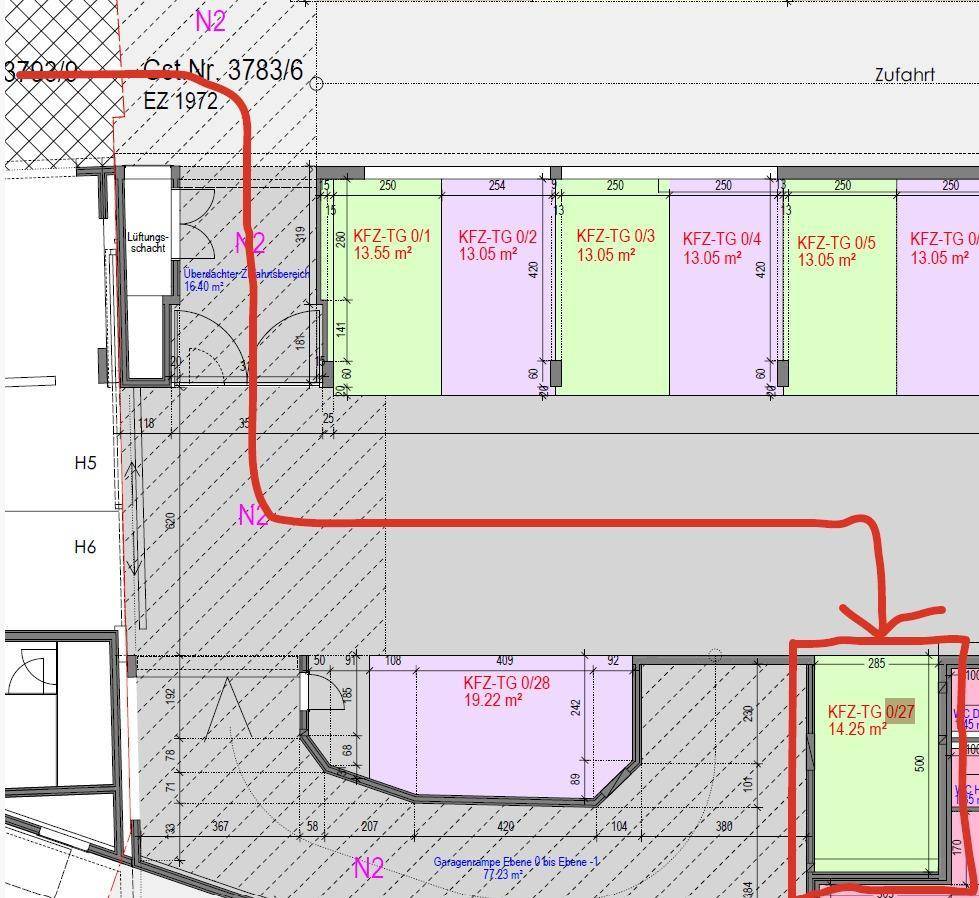 Grundrissplan einer Tiefgarage mit mehreren nummerierten Stellplätzen und Zufahrt.