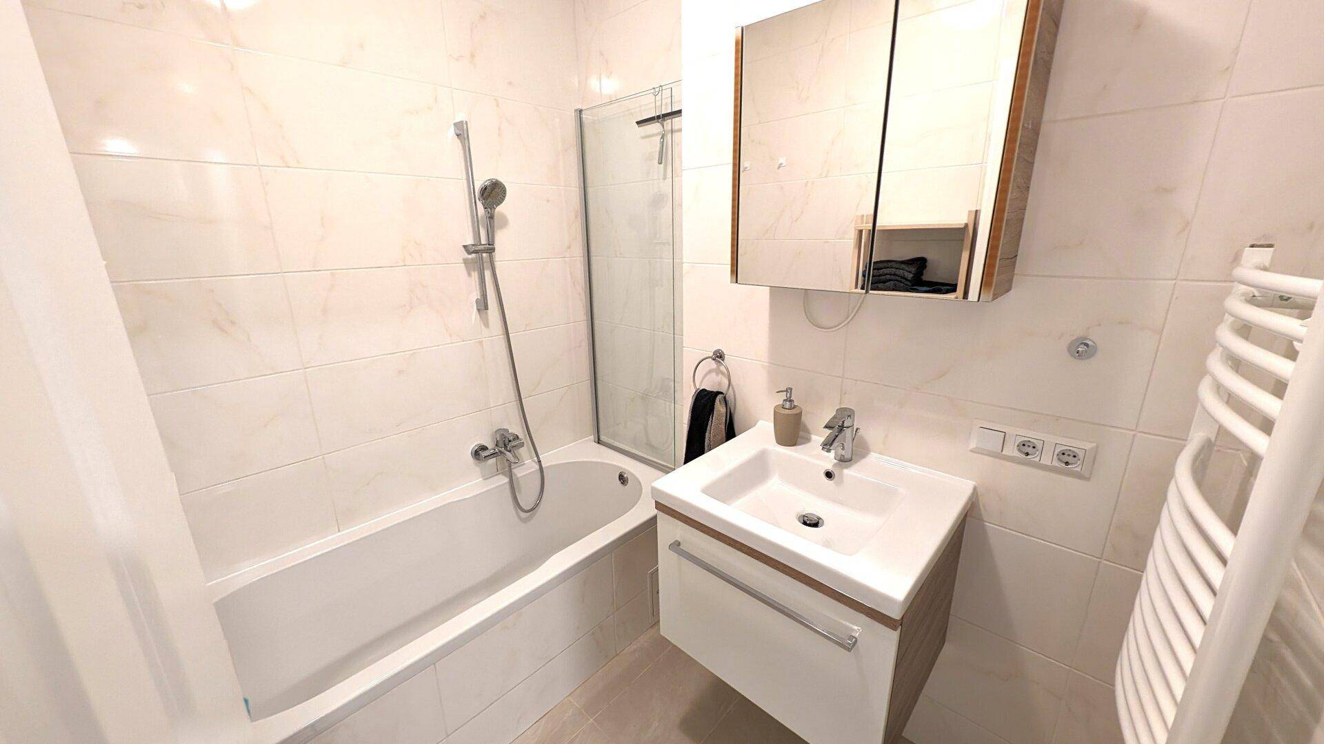 Badezimmer mit Badewanne