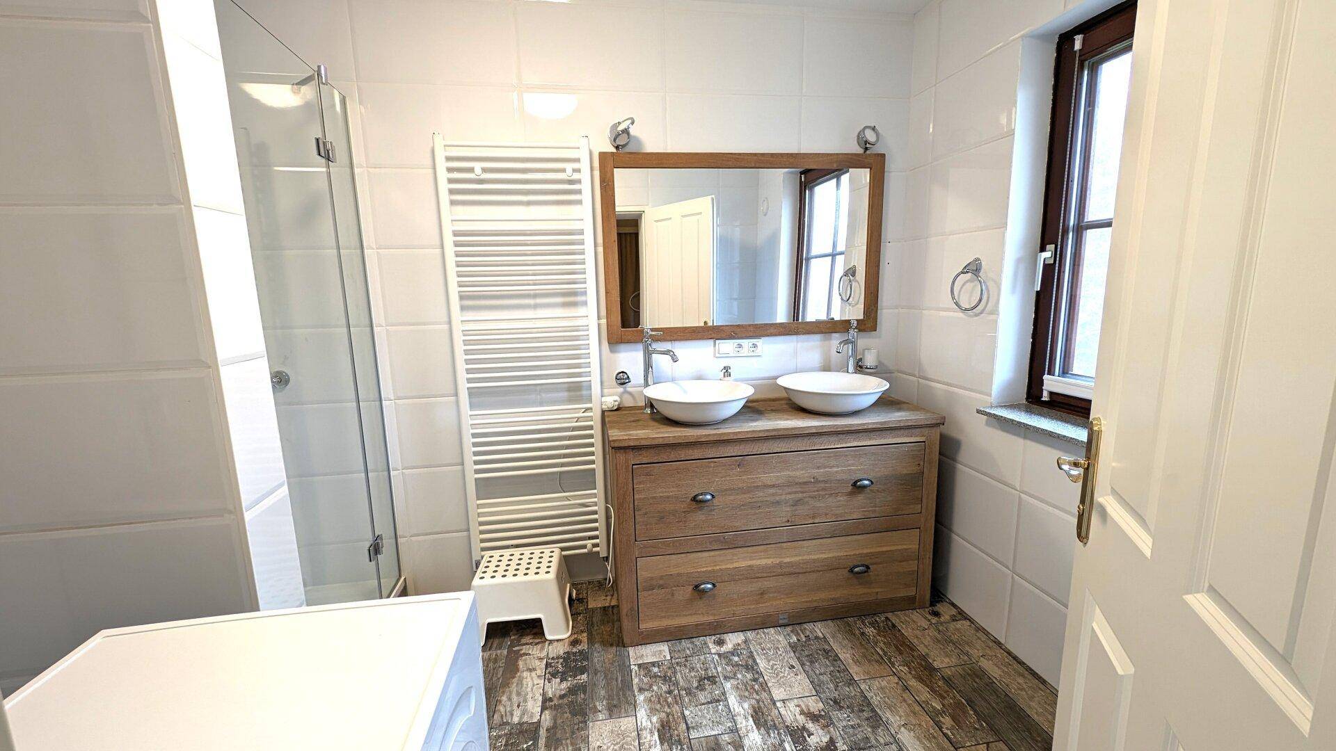 Badezimmer en Suite mit Dusche und Fenster