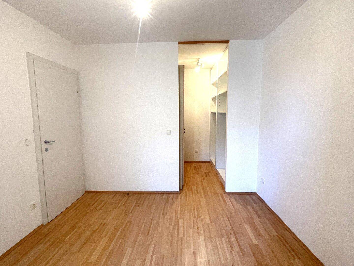 Schlafzimmer mit begehbarem Kleiderschrank