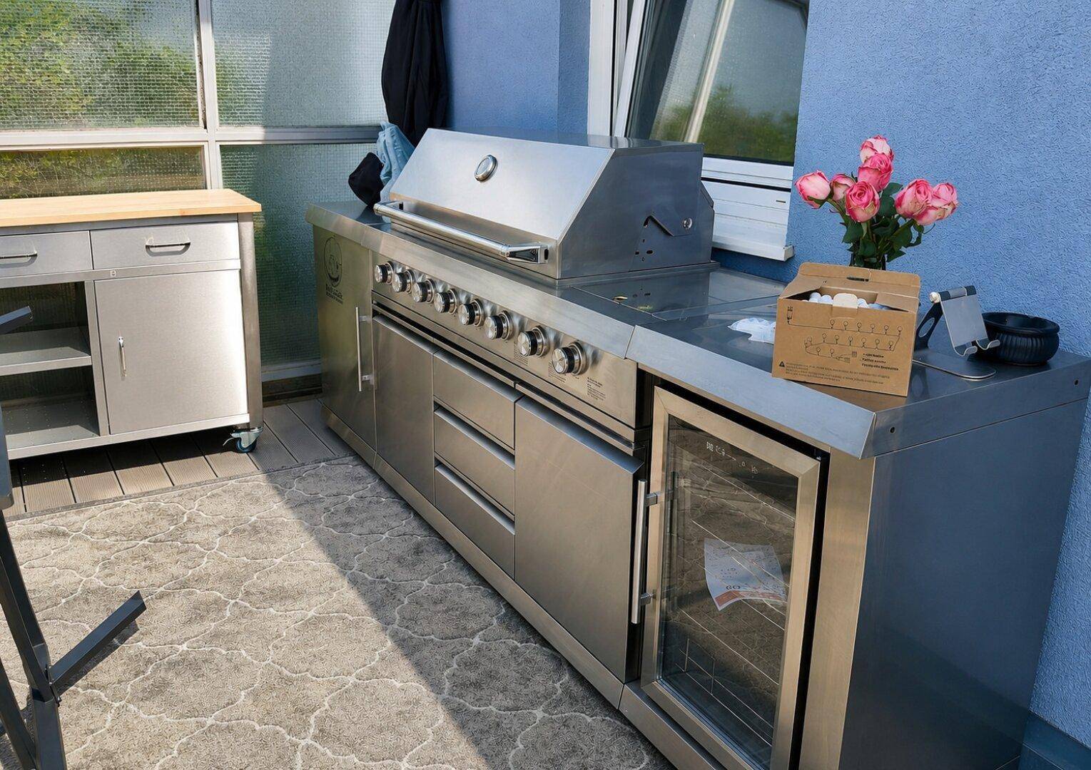Hochwertige Außenküche aus Edelstahl mit Grill, Spüle und Kühlschrank für kulinarische Erlebnisse im Freien.