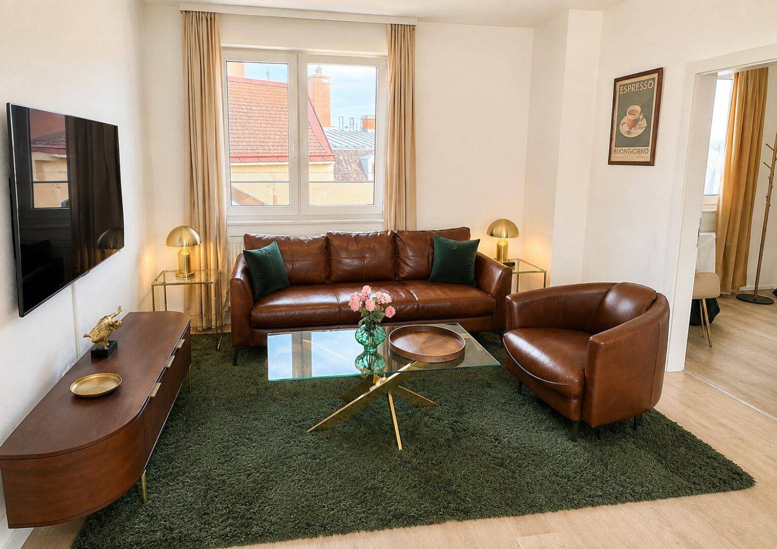 Stilvolles Wohnzimmer mit braunem Ledersofa, modernem Couchtisch und großem Fenster für viel Tageslicht.