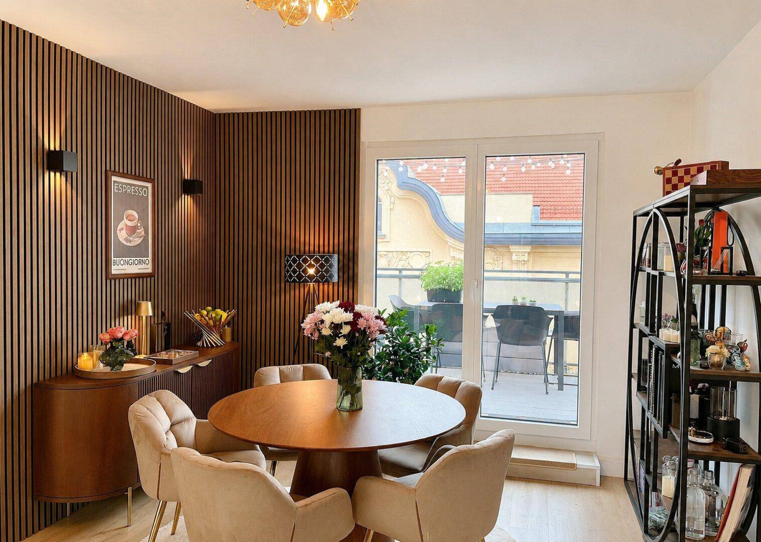Gemütlicher Essbereich mit modernem Holztisch, bequemen Stühlen und direktem Zugang zur Terrasse.