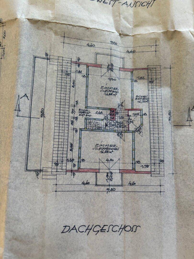 Grundriss des Dachgeschosses mit Zimmern und Bemaßungen.