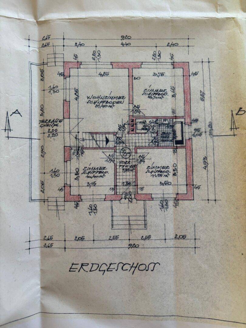 Grundriss des Erdgeschosses mit Zimmern, Terrasse und Bemaßungen.