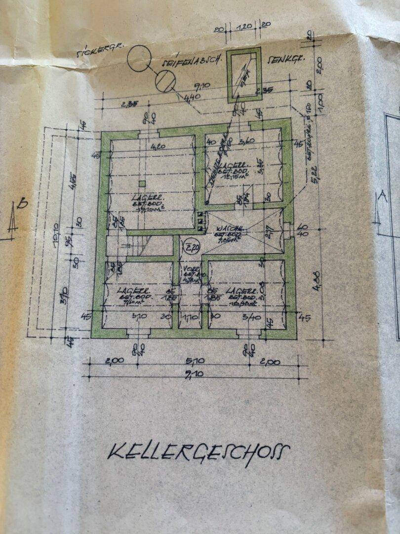 Grundriss des Kellergeschosses mit mehreren Lagerräumen und einem separaten Waschraum.