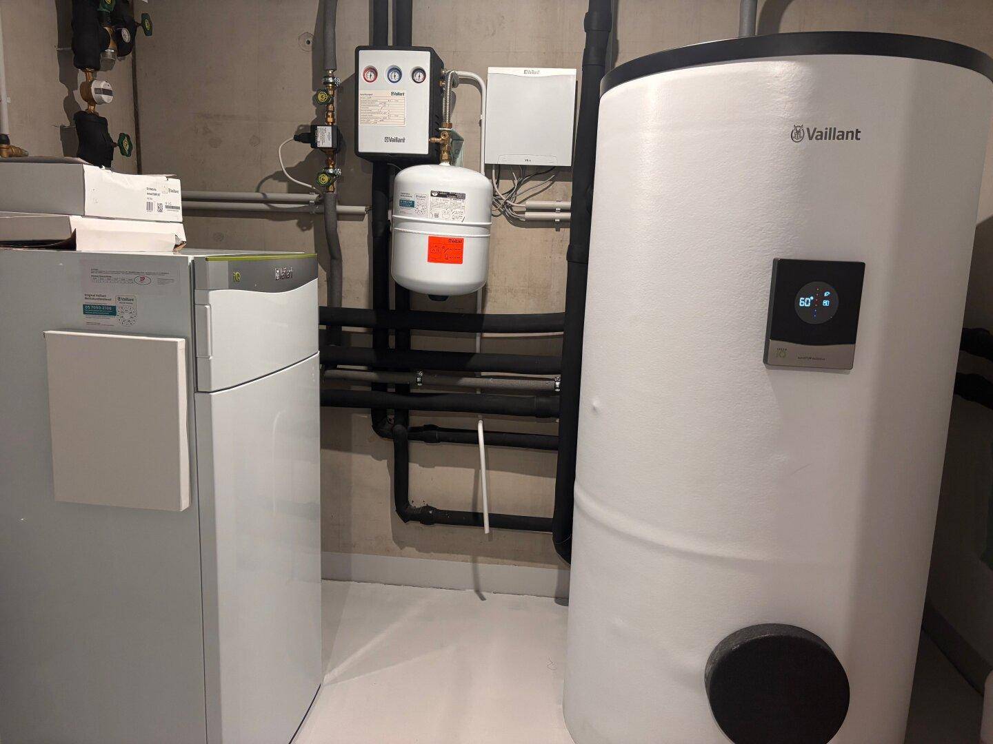 Technikraum mit modernen Vaillant Heizungs- und Warmwassersystemen für das Gebäude.