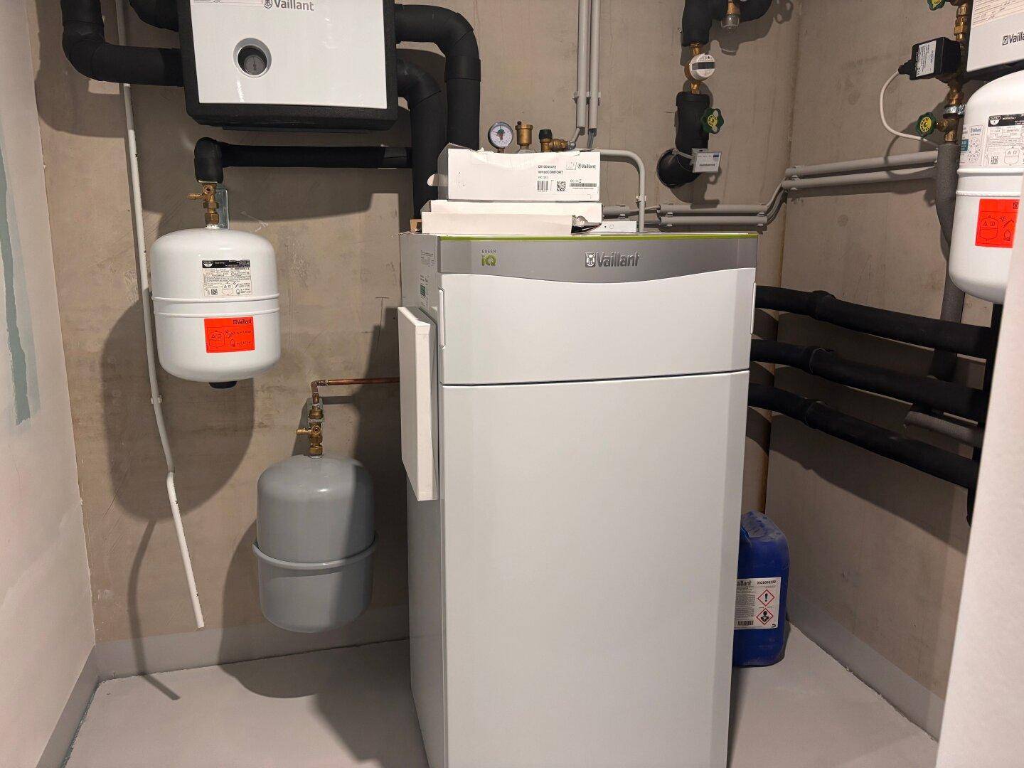 Effiziente Heizungsanlage von Vaillant im Technikraum des Gebäudes installiert.