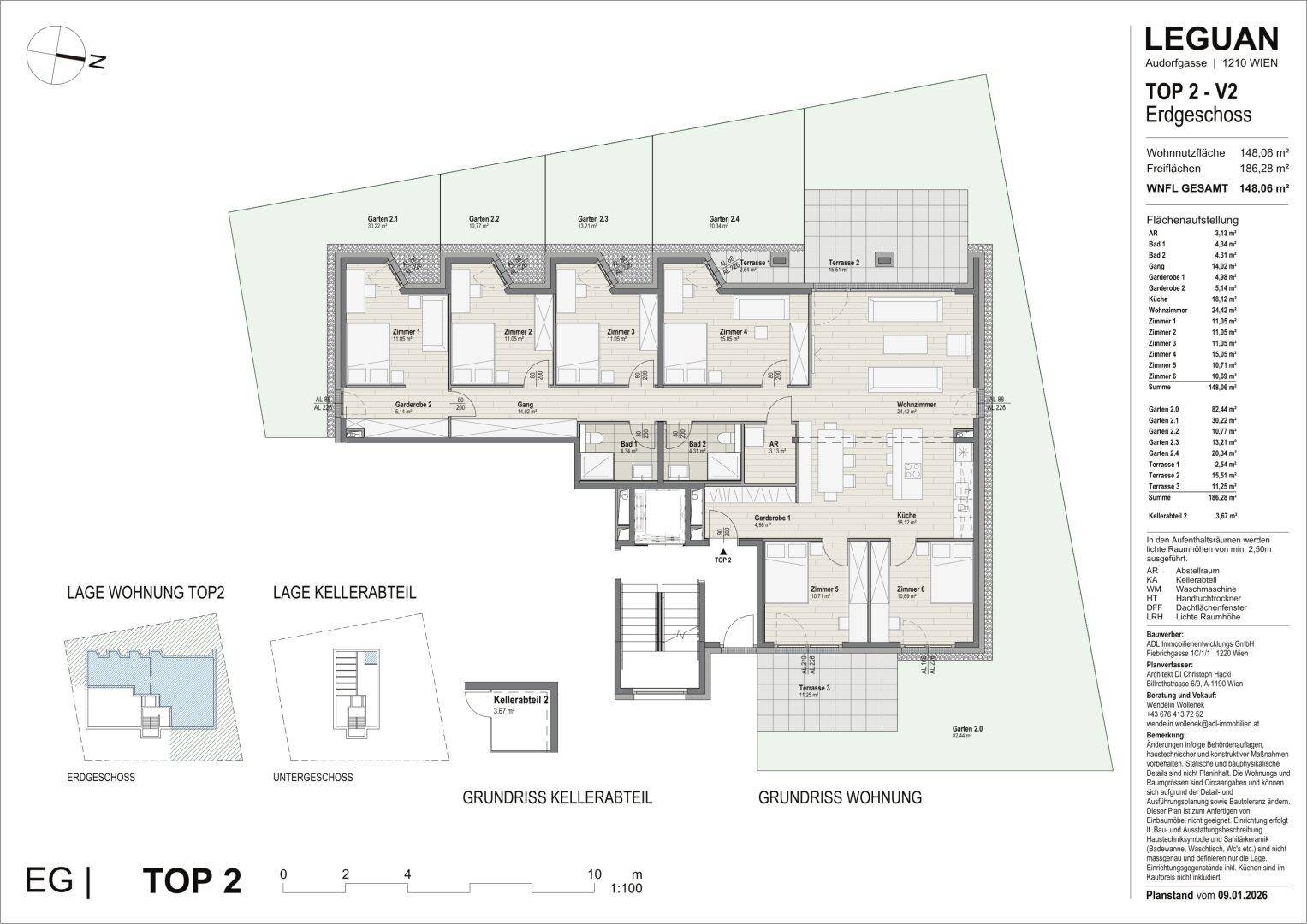 Grundriss des Erdgeschosses mit mehreren Zimmern, Terrassen und Gartenbereichen.