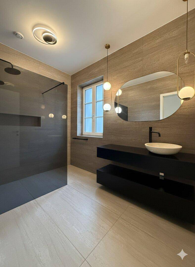 Modernes Badezimmer mit begehbarer Dusche, stilvollem Waschtisch und Fenster.
