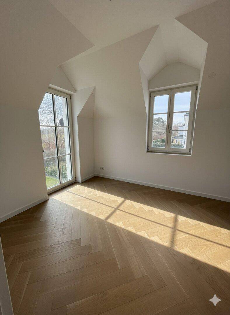 Helles Schlafzimmer im Obergeschoss mit Dachschräge, Parkettboden und viel Tageslicht.