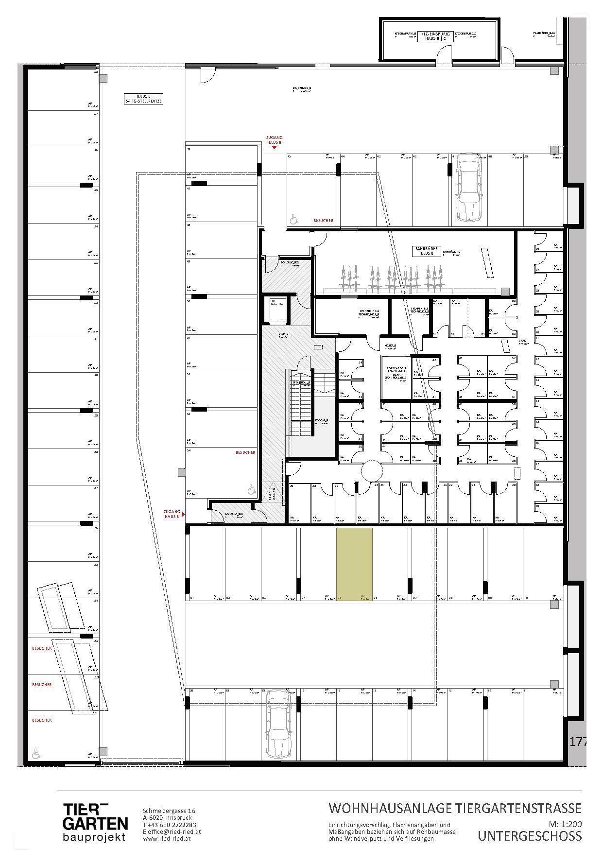 Grundrissplan einer Wohnhausanlage mit Tiefgarage und zahlreichen Parkplätzen im Untergeschoss.