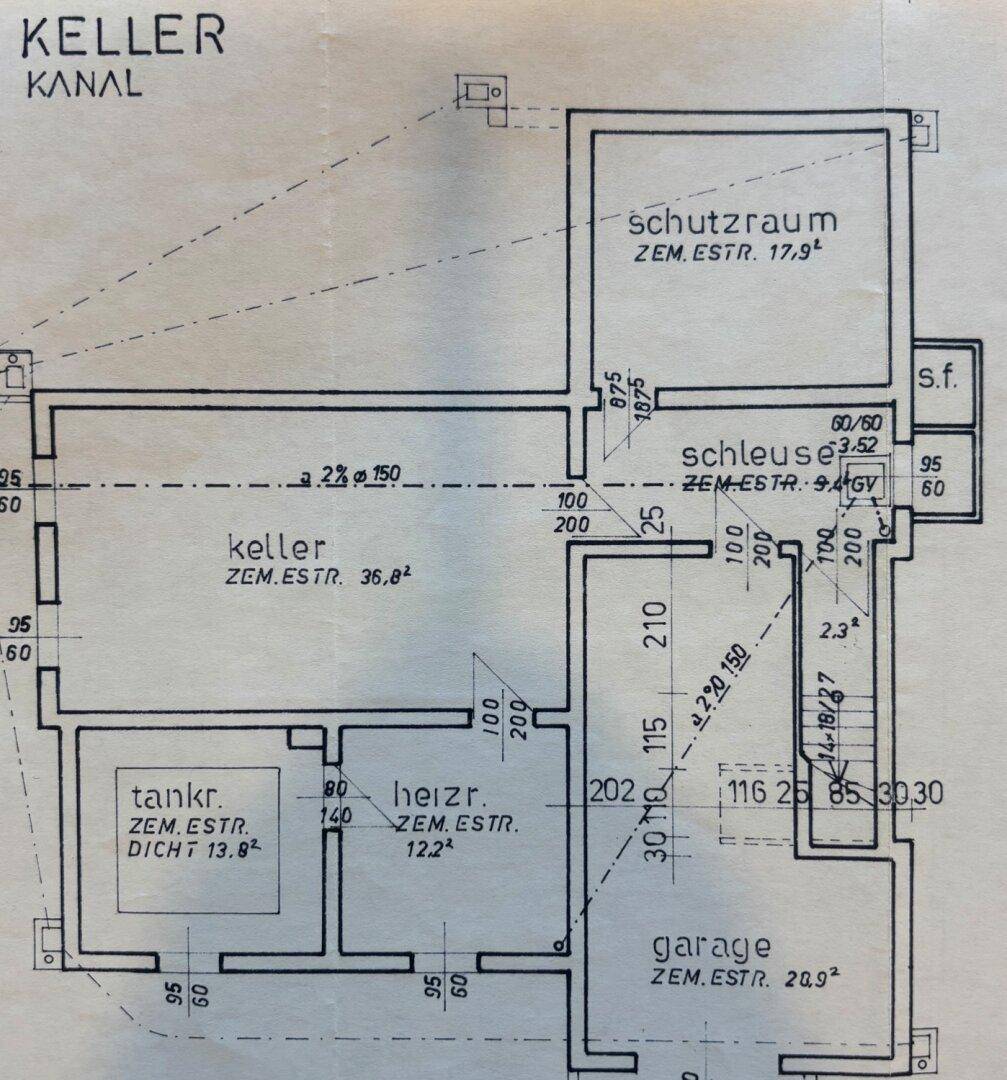 Grundriss des Kellers mit Garage, Heizraum, Tankraum und Schutzraum.