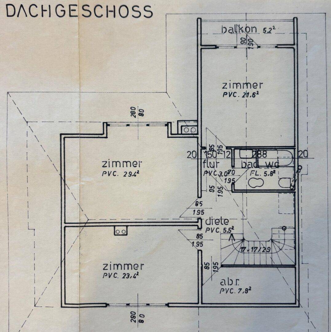 Grundriss des Dachgeschosses mit mehreren Zimmern, Bad, Flur und Balkon.