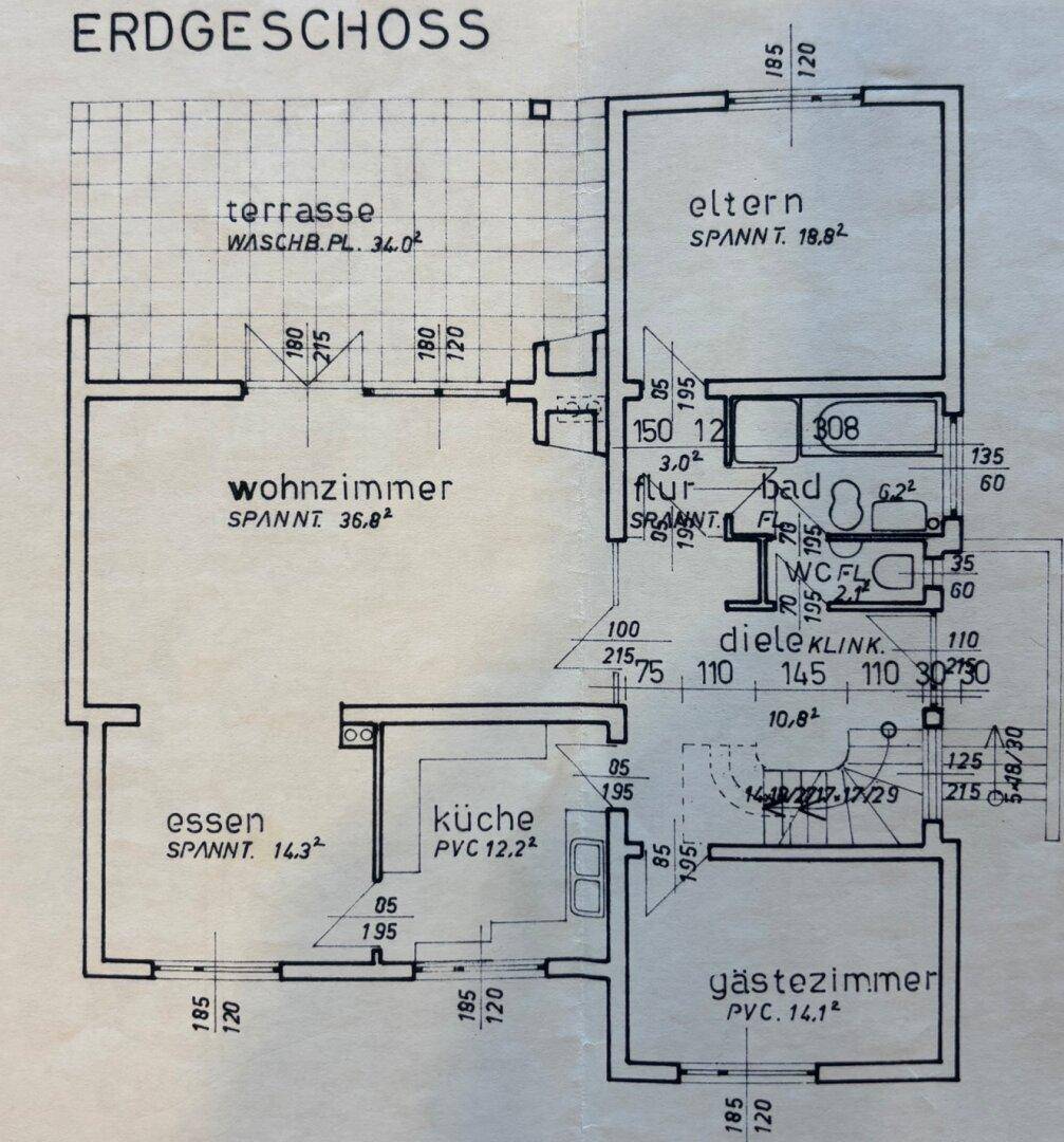 Grundriss des Erdgeschosses mit Wohnzimmer, Küche, Essbereich, Gästezimmer und Terrasse.