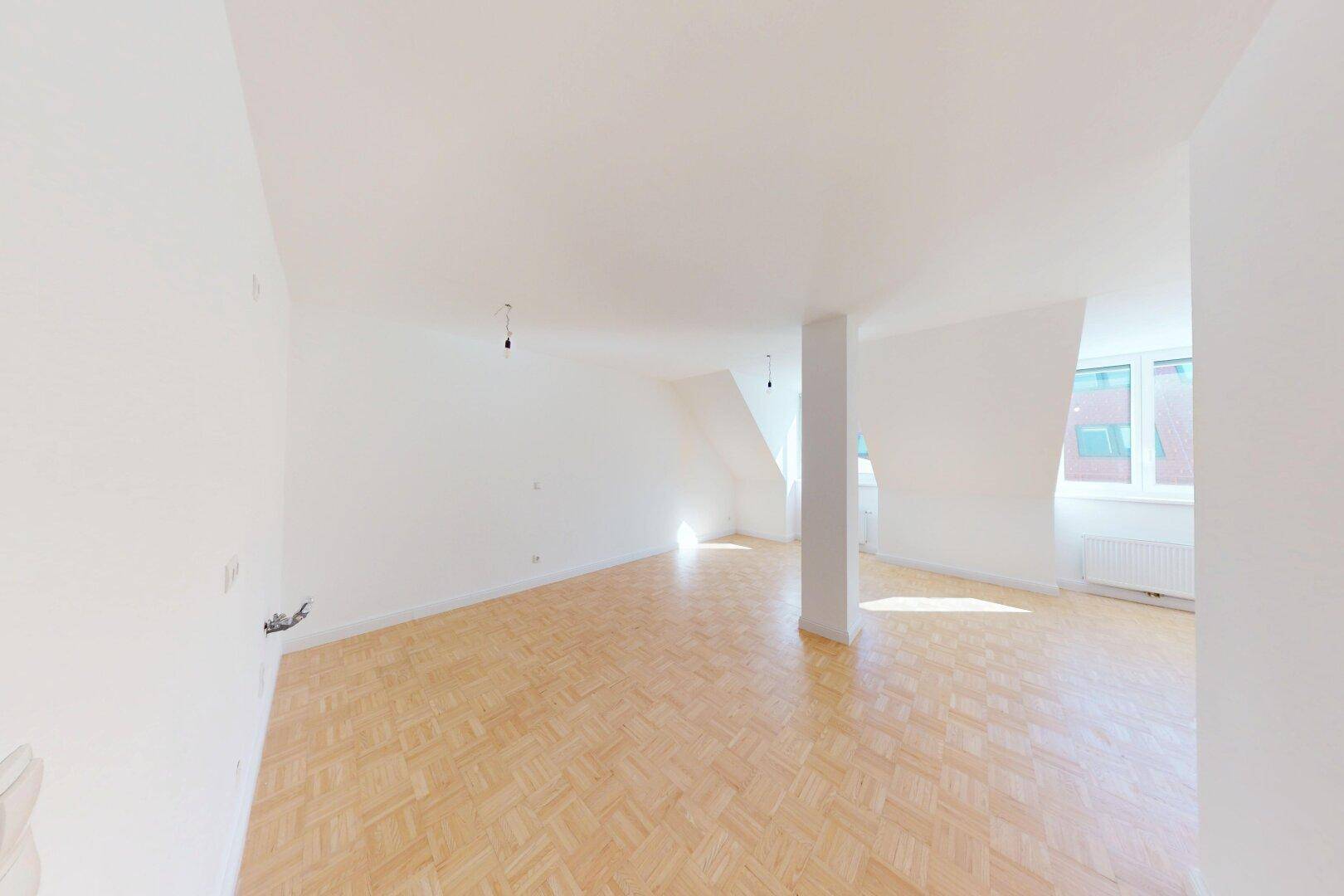Lichtdurchfluteter Raum mit Parkettboden und Dachfenstern, bietet vielseitige Nutzungsmöglichkeiten.