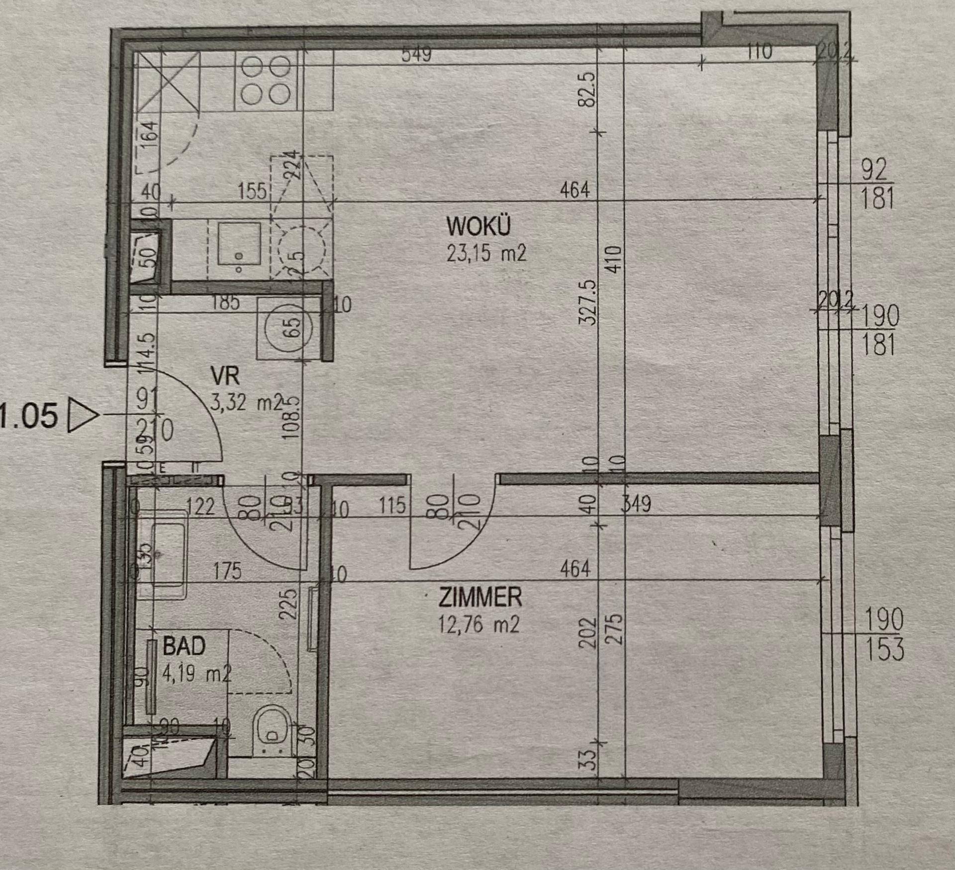 Grundriss einer Wohnung mit offener Wohnküche, Bad und einem weiteren Zimmer.