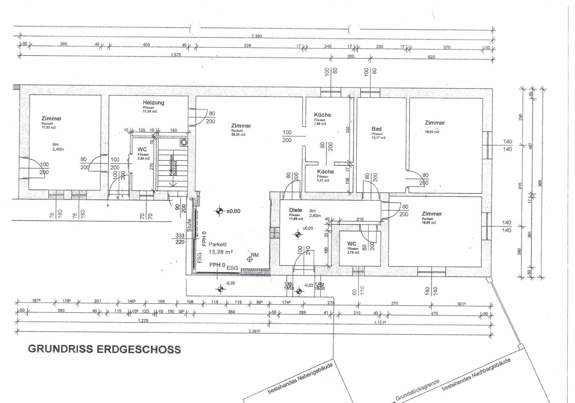 Grundriss des Erdgeschosses mit mehreren Zimmern, Küche, Bad und separatem WC.