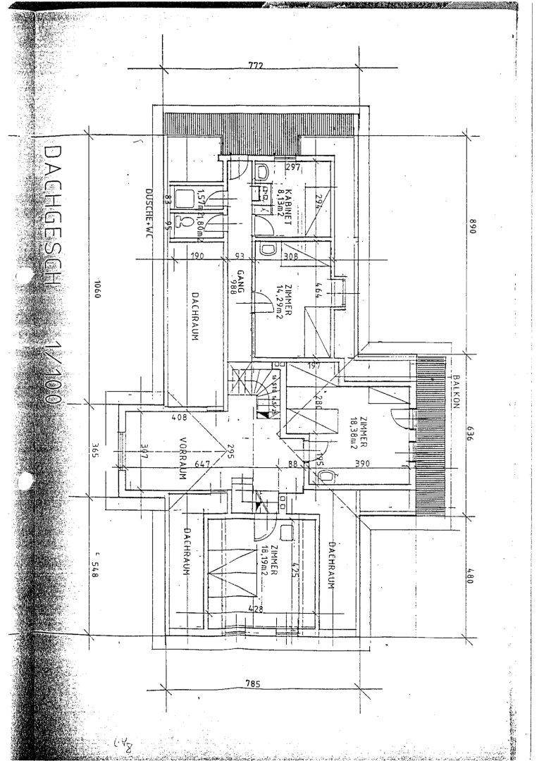 Grundriss des Dachgeschosses mit mehreren Zimmern, Bad und Balkon.