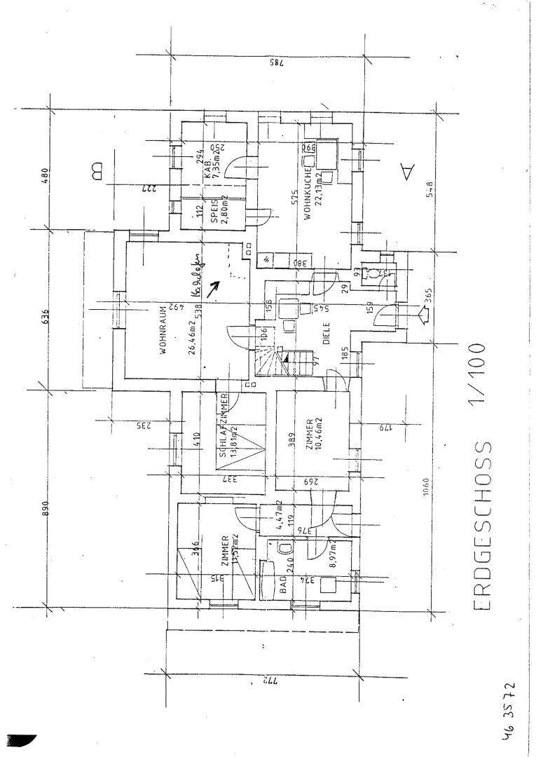 Grundriss des Erdgeschosses mit Wohnraum, Küche, Zimmern und Balkon.