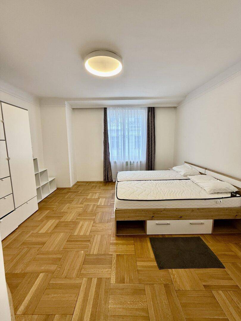 Schlafzimmer 1