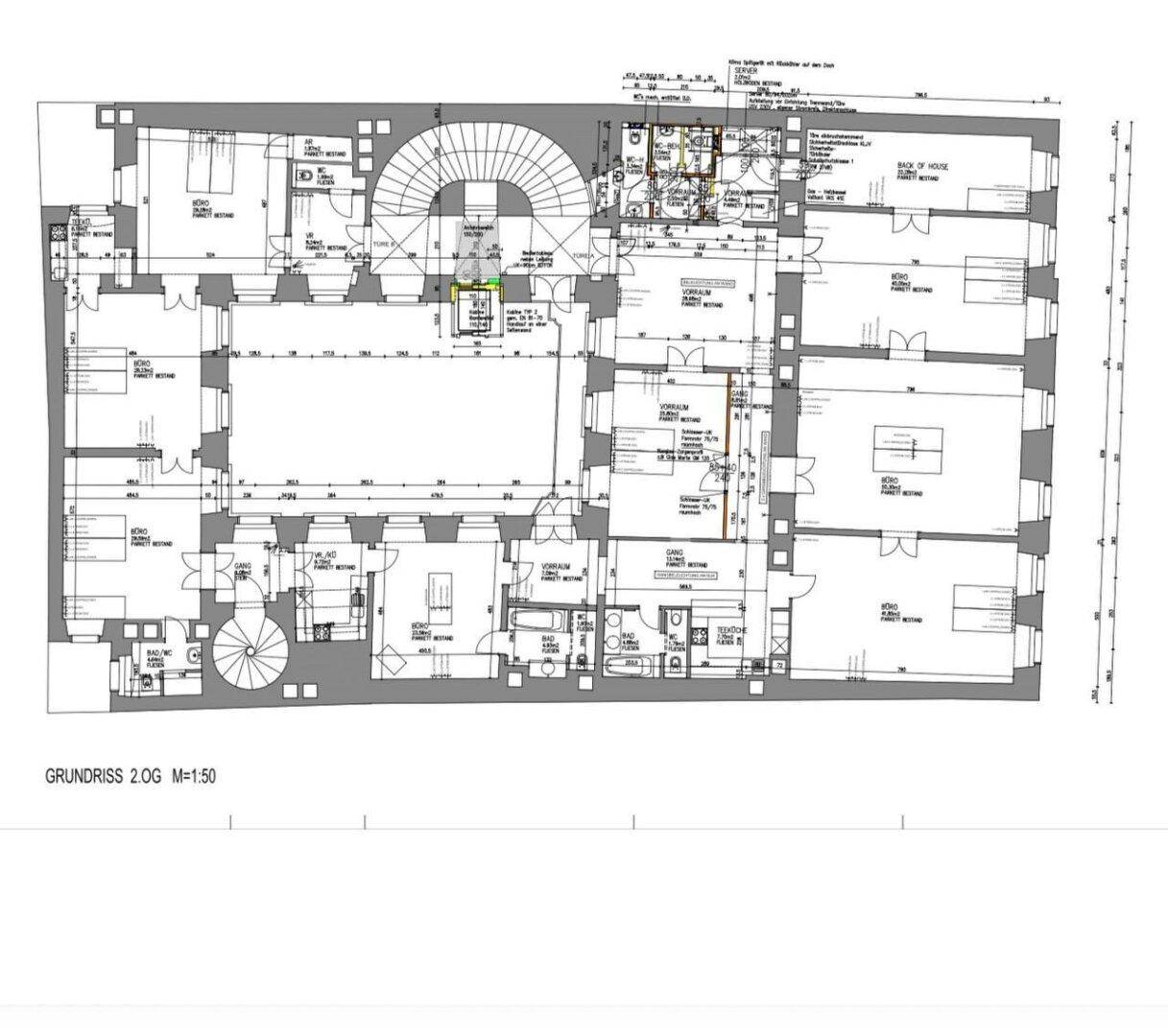 Detaillierter Grundriss des zweiten Obergeschosses mit mehreren Räumen, Treppenhaus und Aufzug.