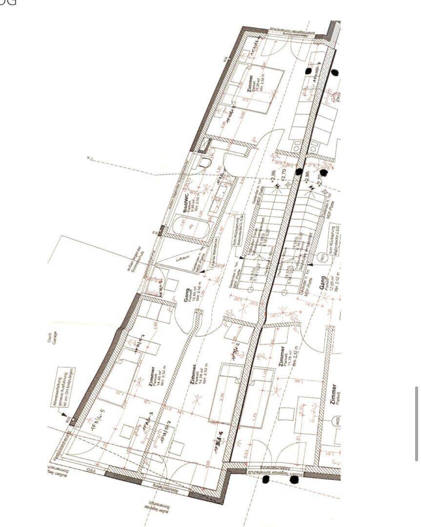 Grundriss des Obergeschosses mit mehreren Zimmern und Badezimmer.