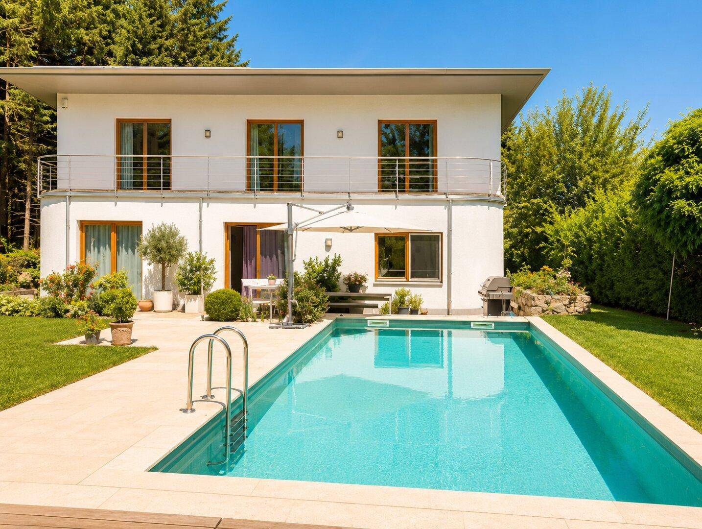 Modernes Einfamilienhaus mit großem Swimmingpool, gepflegtem Rasen und Sonnenterrasse.