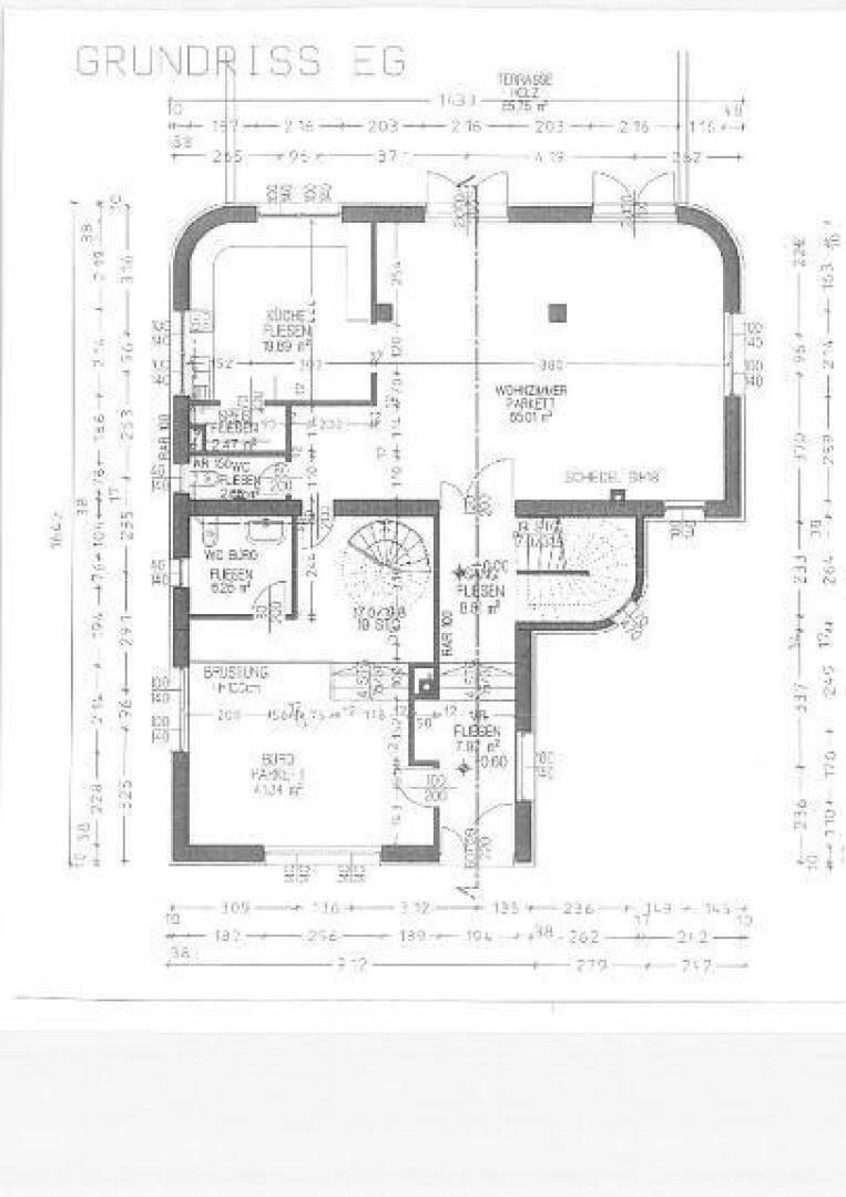 Grundriss des Erdgeschosses mit Wohnzimmer, Küche, WC und Zugang zur Terrasse.