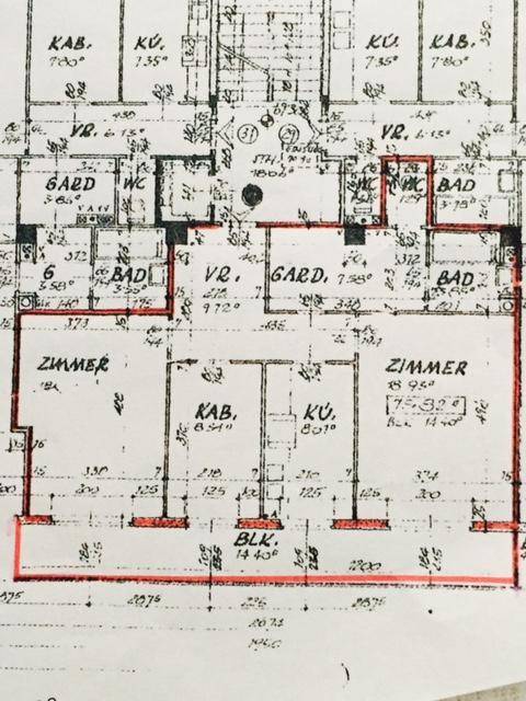 Historischer Grundriss einer Wohnung mit Schlafzimmer, Küche, Bad und Balkon.
