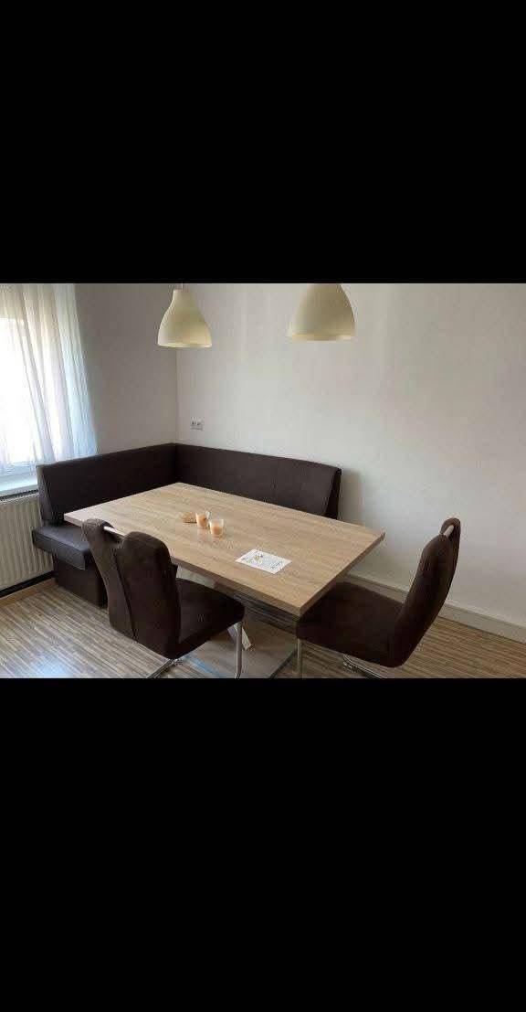 Gemütlicher Essbereich mit einer Eckbank, einem Holztisch und natürlichem Lichteinfall durch das Fenster.