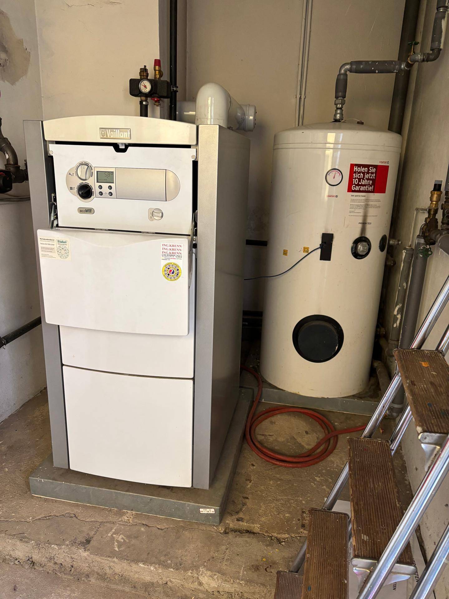 Heizungsraum mit einer modernen Vaillant Heizungsanlage und einem Warmwasserspeicher.