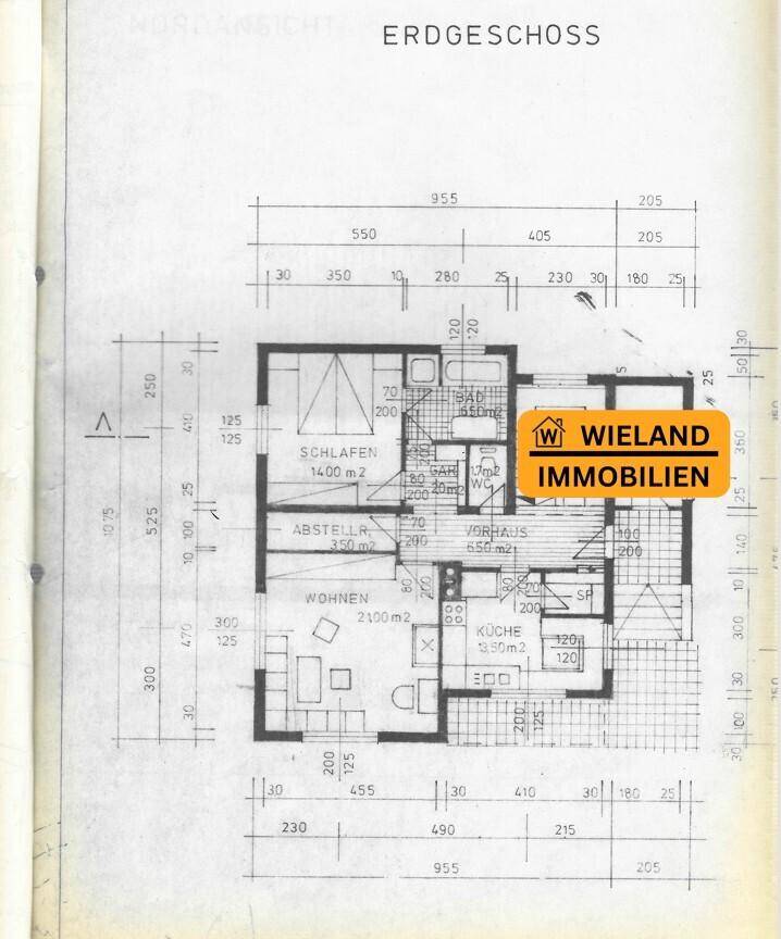 Grundriss des Erdgeschosses mit Schlafzimmer, Wohnbereich, Küche und separatem WC.