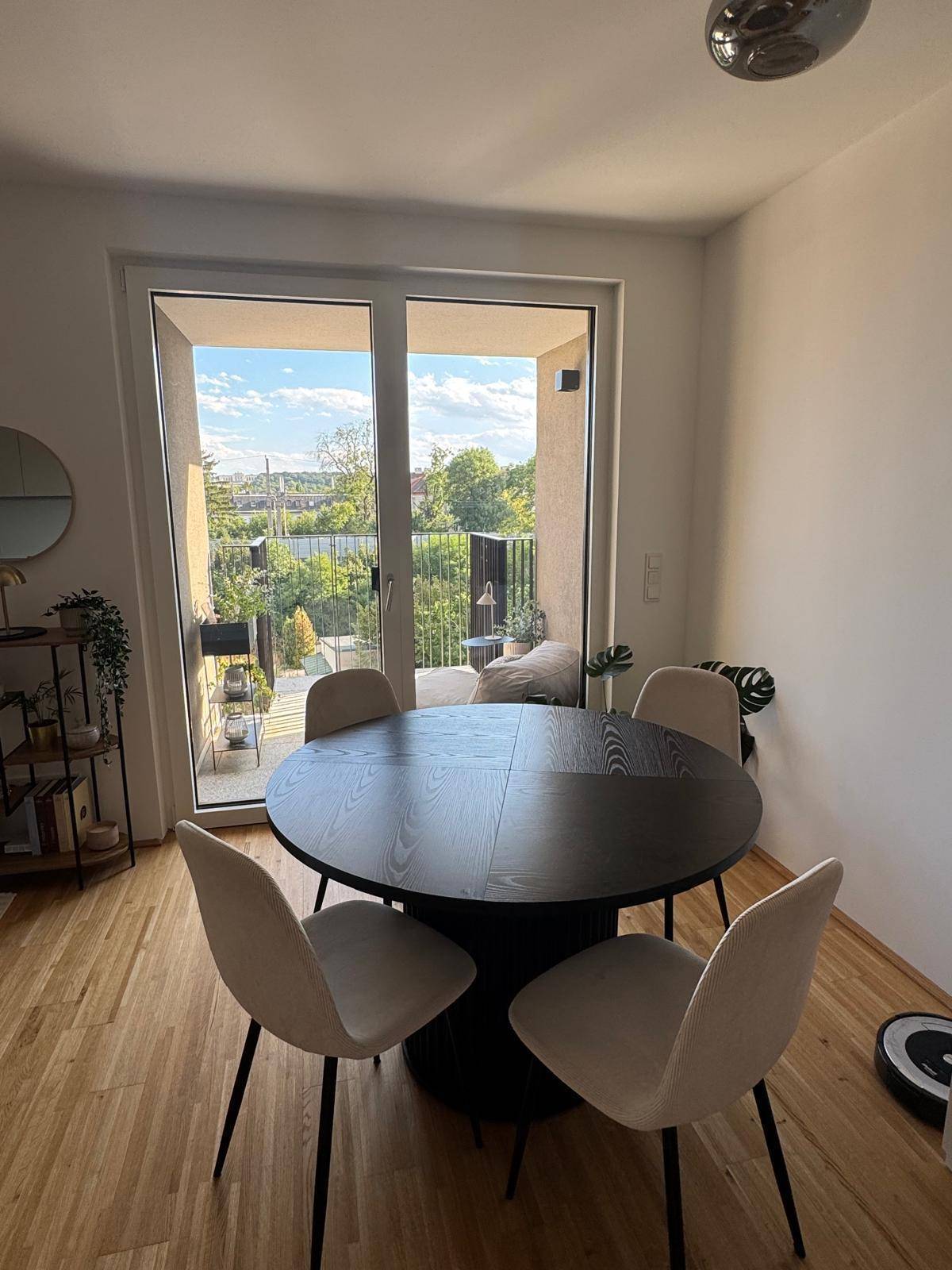 Heller Essbereich mit rundem Tisch und direktem Zugang zum sonnigen Balkon.